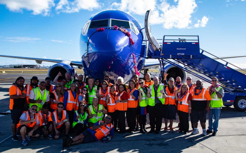 A imagem mostra alguns funcionários da Soutwest Airlines.